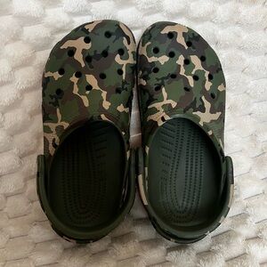 Camo crocs M4 W6